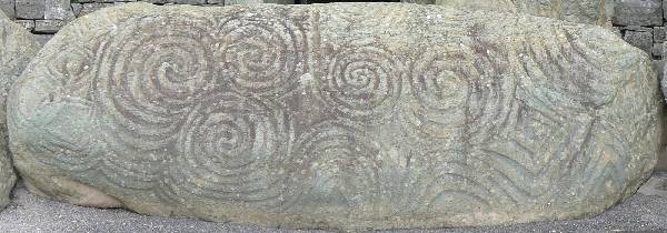 spiralen op Kerbstone 1 - Newgrange, Ierland