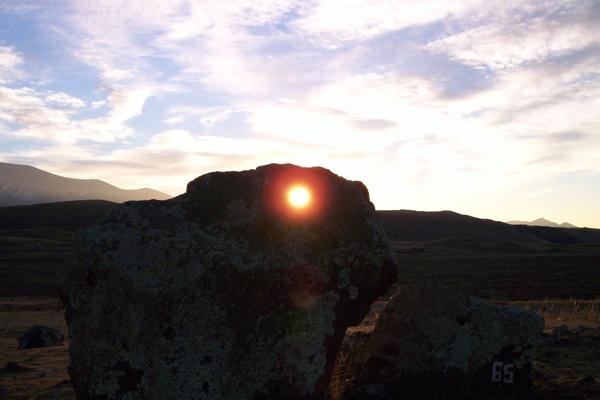 Carahunge. De zon gevangen in een steen