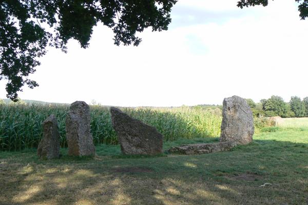 Menhirs nabij zuidelijke dolmen te Oppagne (Wéris II)