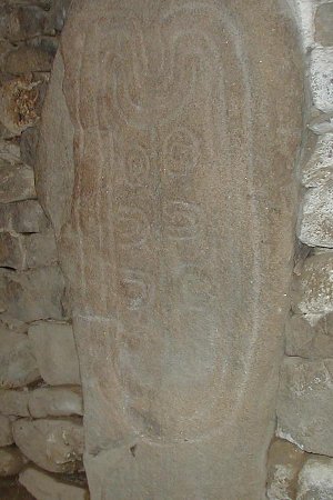 Dolmen des Pierres Plates - Symbolen op een steen