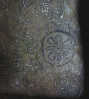 'Zonnesteen' binnenin de cairn (detail)